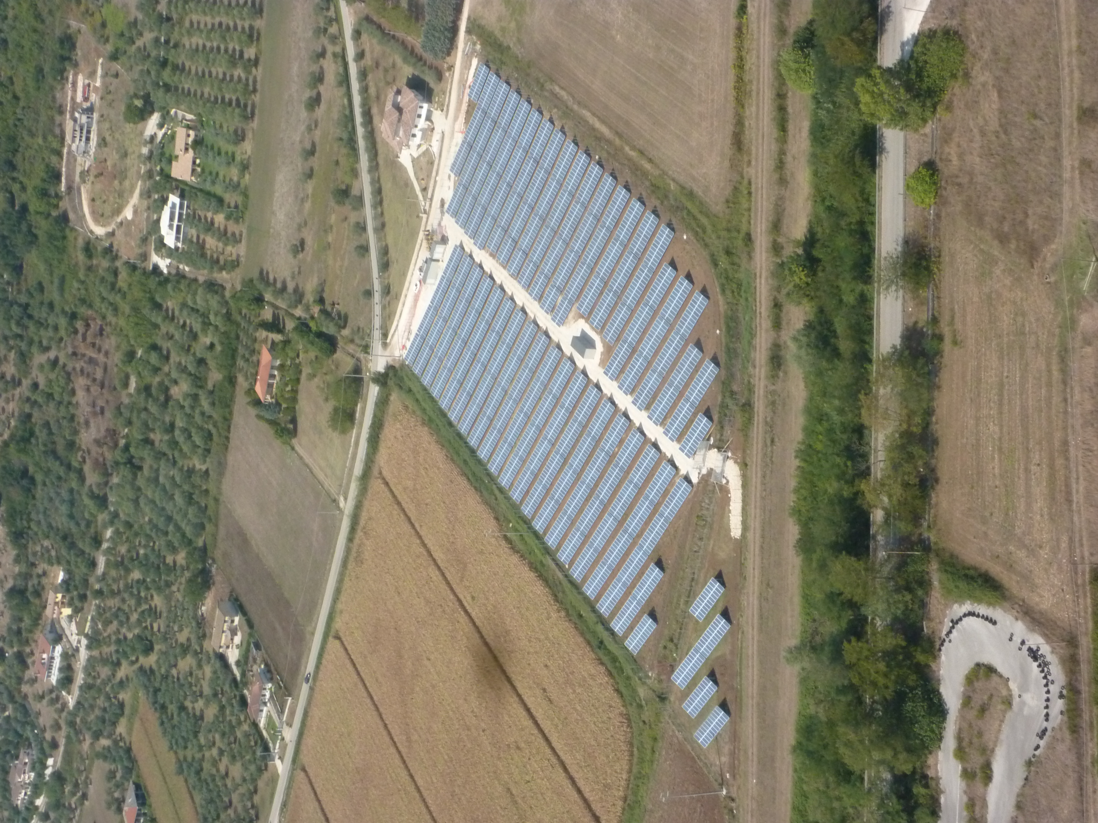 Foto di impianto fotovoltaico esegita con drone.