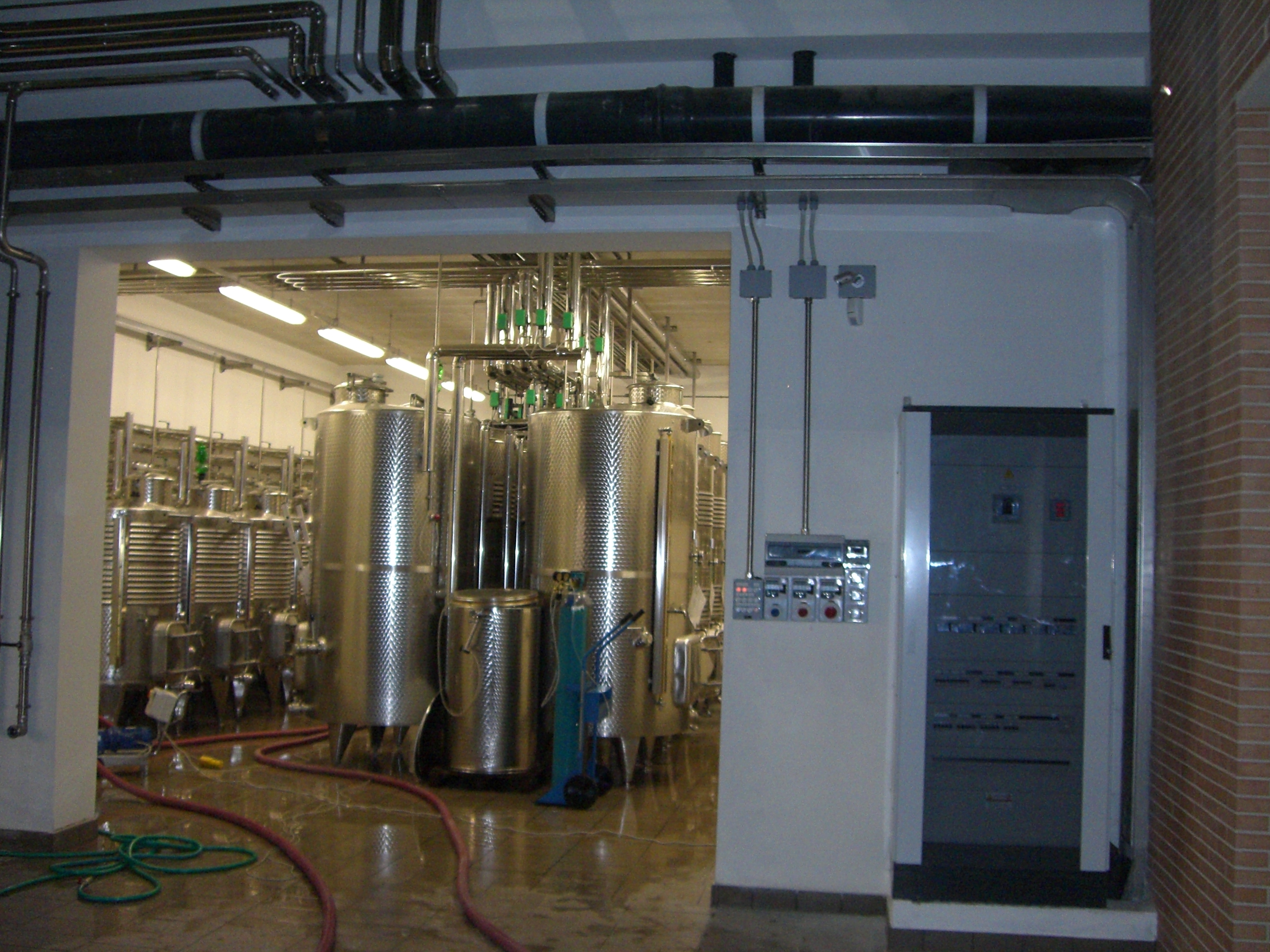 Impianto In cantine per la produzione di vino